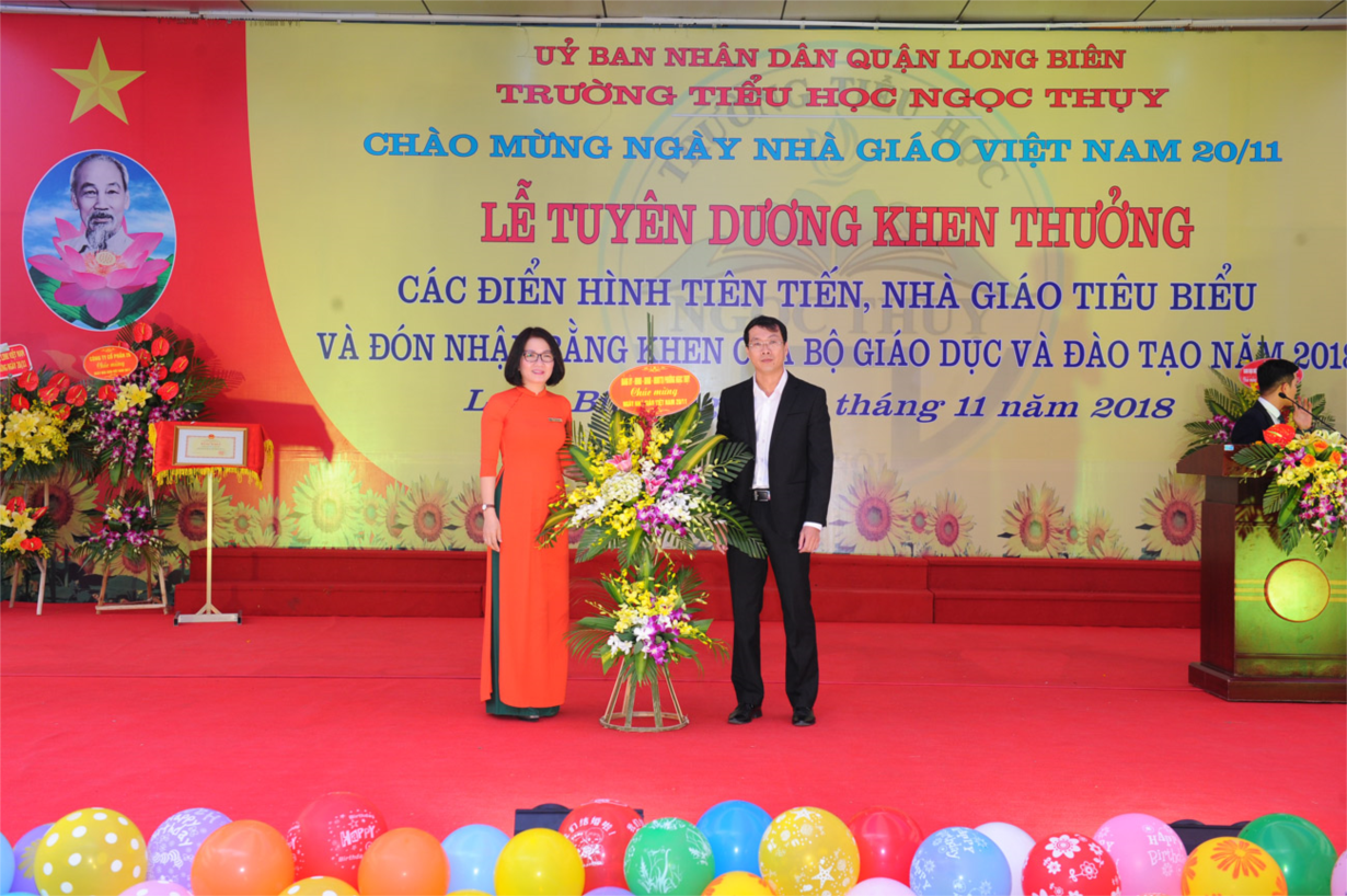 Đ/c Lê Đăng Lễ - PCT UBND phường tặng hoa chúc mừng nhà trường 